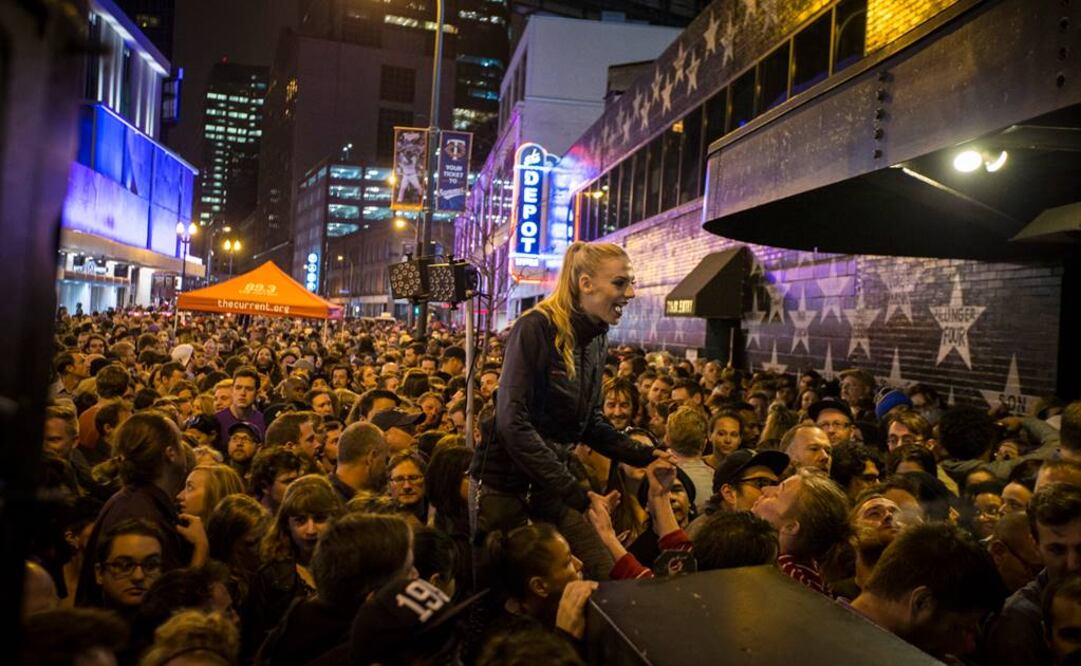 Los fans cantaron el clásico de Prince "Purple Rain" afuera del club nocturno First Avenue. (FOTO: AP)