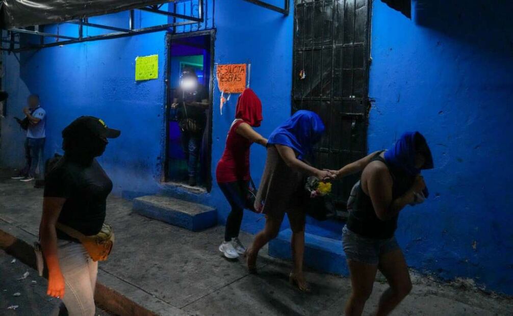Elementos de la FGR y la Guardia Nacional realizaron un cateo en un bar clandestino donde las mujeres prestaban servicios sexuales a los clientes del lugar. Foto: Especial