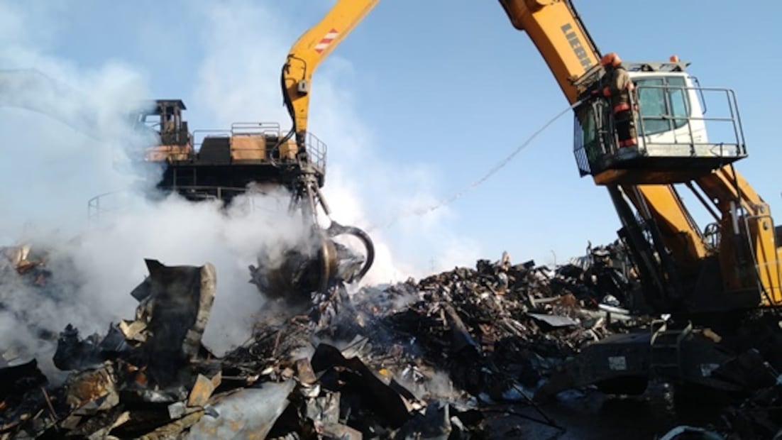 Continúa incendio en empresa acerera de Nuevo León tras casi 24 horas     