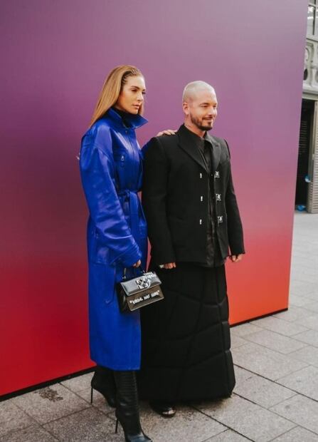 J Balvin viste falda en desfile Louis Vuitton y se ve increíble