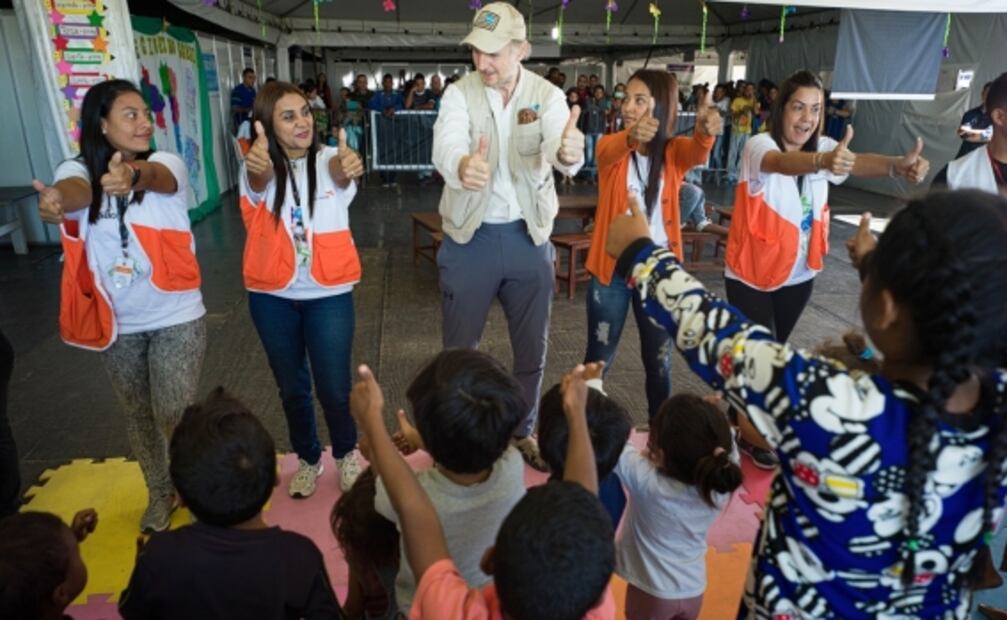 Liam Neeson hace un llamado internacional para apoyar a niños venezolanos