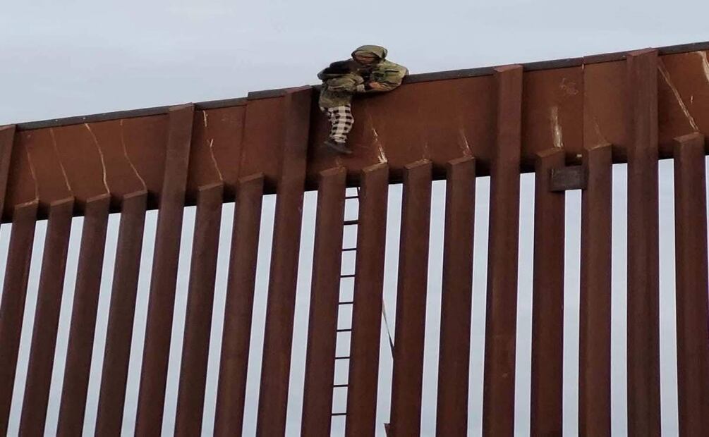 Pollero ayudando a personas a cruzar el muro fronterizo de EU (28/01/2025). Foto: US Border Patrol