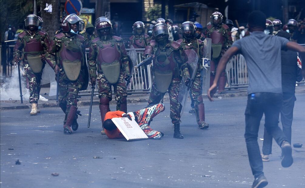 Miles de jóvenes se manifestaron en Nairobi contra un polémico proyecto de ley avalado por el Gobierno que contempla la subida de impuestos y la creación de otros nuevos. Foto: EFE