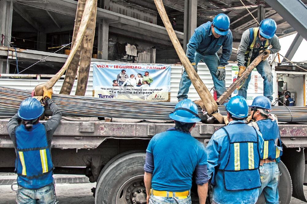 Si se sube el sueldo mínimo, 10% de los trabajadores mejorarían su poder adquisitivo, según expertos, pero la productividad no subiría tanto. (FOTO: ARCHIVO EL UNIVERSAL)