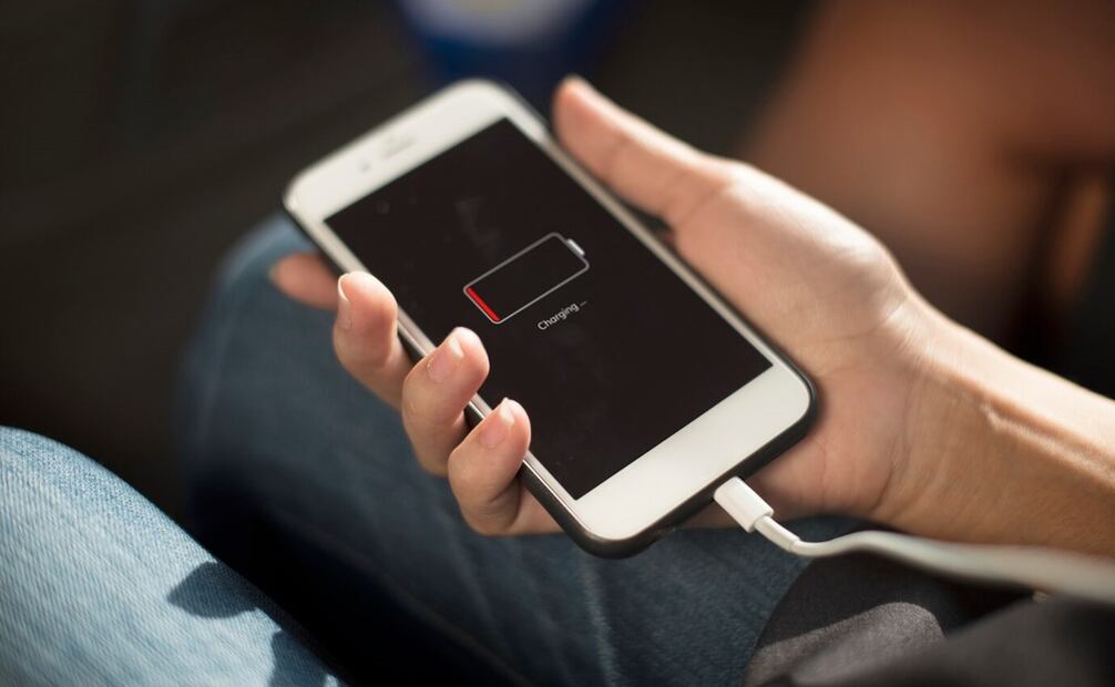 Cargar celular sin luz. Imagen: Freepik