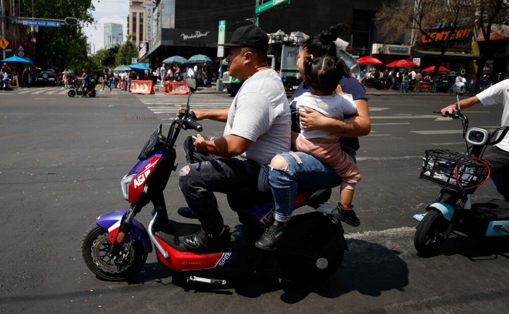 Vehículos eléctricos que circulan por el carril del trolebús. FOTO: DIEGO SIMÓN SÁNCHEZ