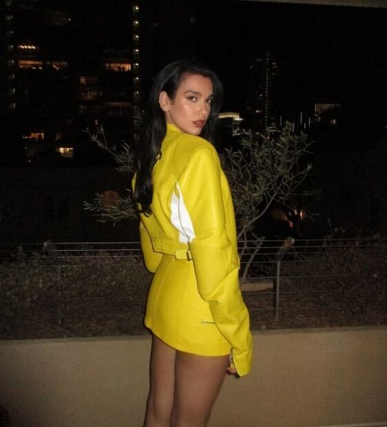 Dua Lipa se luce con chamarra biker de Bob Esponja