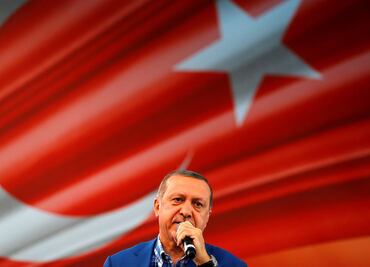 Erdogan se compromete a "destruir" a terroristas que atacaron Turquía