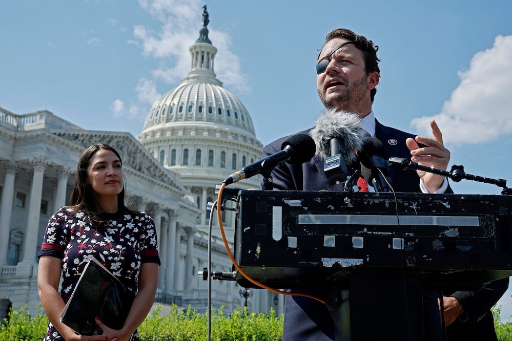 Los representantes Dan Crenshaw y   Alexandria Ocasio-Cortez realizan una conferencia de prensa para hablar sobre su legislación sobre el uso de psicodélicos en el tratamiento de miembros del ejército fuera del Capitolio EU, el 13 de julio de 2023 en Washington. Foto: AFP