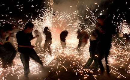 Pirotecnia incendia disfraces durante festividad en Hidalgo; no se reportan lesionados