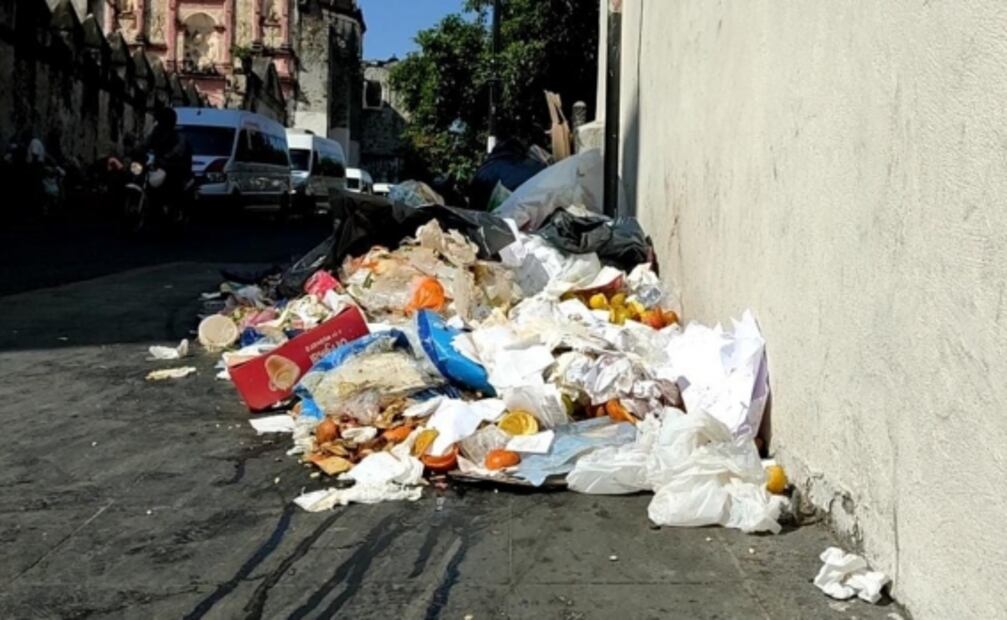 Cuernavaca luce calles con basura por falta de pago a empresa recolectora