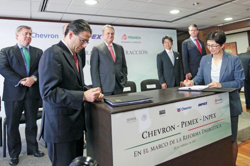 Representantes de Chevron e Inpex, al firmar el contrato con Pemex. Entre los mexicanos estuvo Juan Carlos Zepeda (CNH), José Antonio González (Pemex), Pedro Joaquín Coldwell (Sener) y Miguel Messmacher (subsecretario de Hacienda) (EFE)