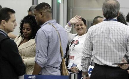 Last flight leaves in bridge to Mexico for Cuban migrants