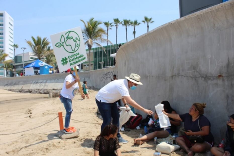 Brigadistas distribuyen bolsas a turistas para evitar contaminación en playas de Sinaloa