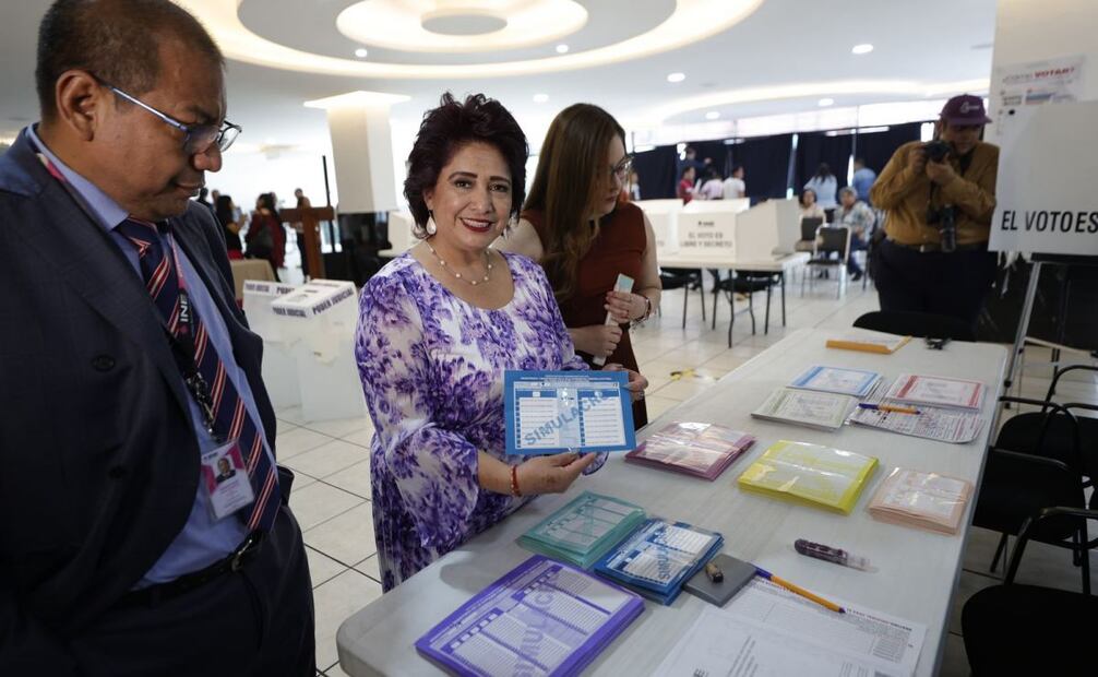Personas reconocen las diferentes boletas de elección judicial (20/05/2025). Foto: Diego Simón / EL UNIVERSAL