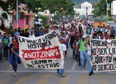 Marchan en los estados por los 43 normalistas desaparecidos en Ayotzinapa