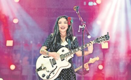 Mon Laferte presume y besa a su amor, una mujer