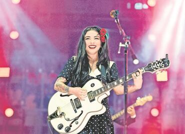 Mon Laferte presume y besa a su amor, una mujer