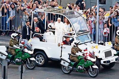 Papa llega a Chile, en medio de demandas de “acciones”