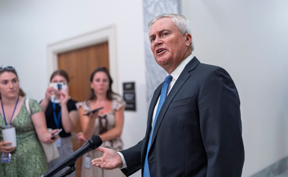 El representante Jamie Comer, republicano por Kentucky y presidente del Comité de Supervisión y Responsabilidad de la Cámara de Representantes, habla brevemente con la prensa antes de escuchar el testimonio del médico del expresidente Joe Biden, el Dr. Kevin O'Connor, en el marco de una amplia investigación de los republicanos de la Cámara de Representantes sobre el estado mental de Biden durante su mandato. El testimonio se realizó en el Capitolio en Washington, el miércoles 9 de julio de 2025. Foto: AP