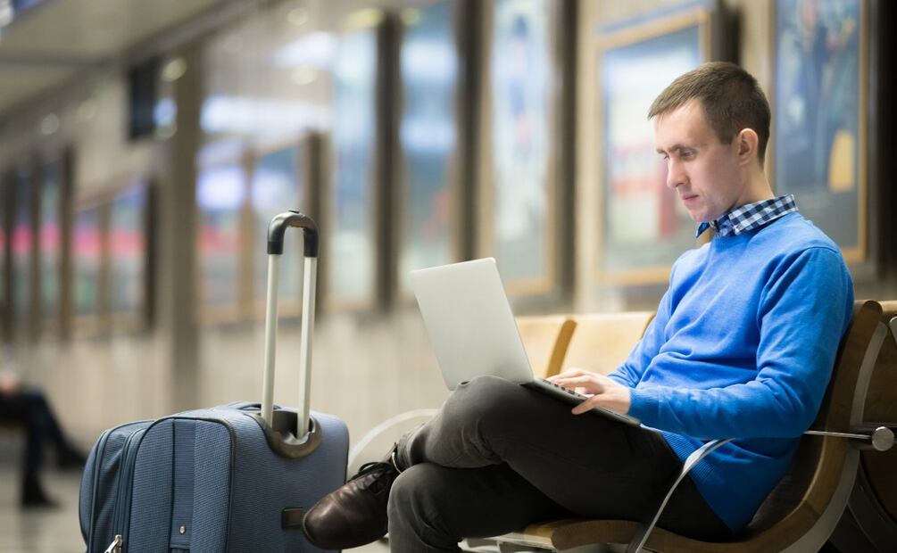 Protege tus dispositivos al conectarte en restaurantes, cafeterías, hoteles, transporte público y aeropuertos | Foto: Yanalya - Freepik