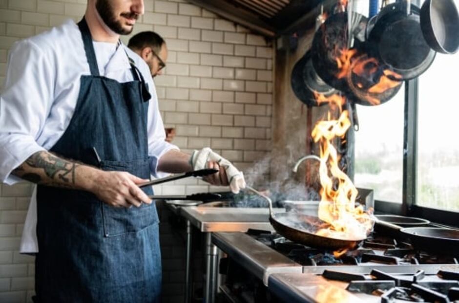 ¿Cómo se dividen las propinas en los restaurantes?