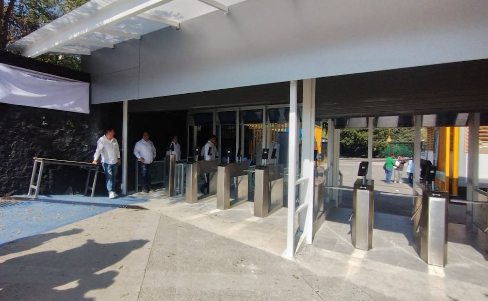 Autoridades del CCH Sur dan recorridos por las instalaciones del plantel a alumnos sobre las nuevas medidas de seguridad implementadas, que incluyen la instalación de torniquetes para el acceso (24/11/25). Foto: Fernanda Rojas/ EL UNIVERSAL