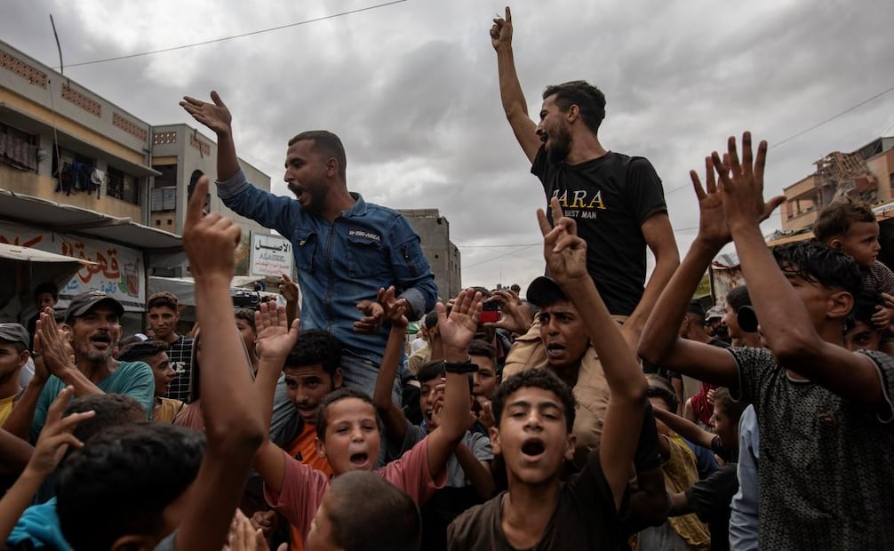 Palestinos desplazados celebran el anuncio de un acuerdo de alto el fuego entre Hamás e Israel en Khan Younis, al sur de la Franja de Gaza, este jueves. El presidente de Estados Unidos, Donald Trump, anunció que Israel y Hamás han acordado la primera fase de un plan de paz para Gaza. El acuerdo incluye la liberación de rehenes israelíes y prisioneros palestinos, la retirada de las fuerzas israelíes y el envío de ayuda humanitaria a Gaza. Foto: EFE