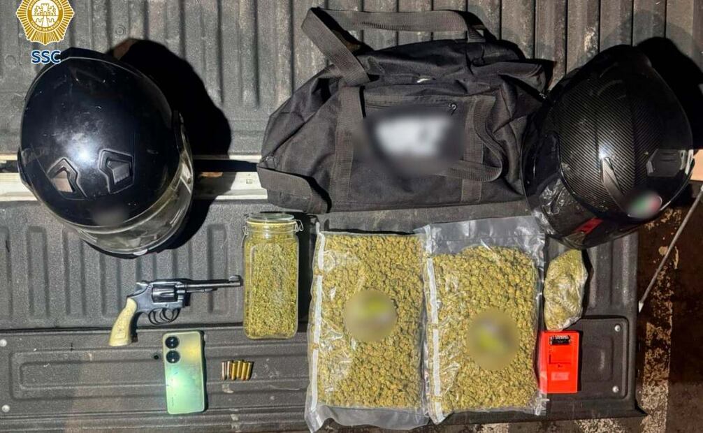 Al sujeto se le aseguró la moto usada en el asalto, droga, una bascula y un arma corta.
Foto: Especial.