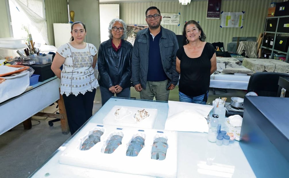 Adriana Sanromán Peirón, Belem Zúñiga Arellano, Antonio Marín Calvo y Alejandra Aguirre, investigadores que integran el equipo liderado por el arqueólogo Leonardo López Luján. Foto: Fernanda Rojas / EL UNIVERSAL