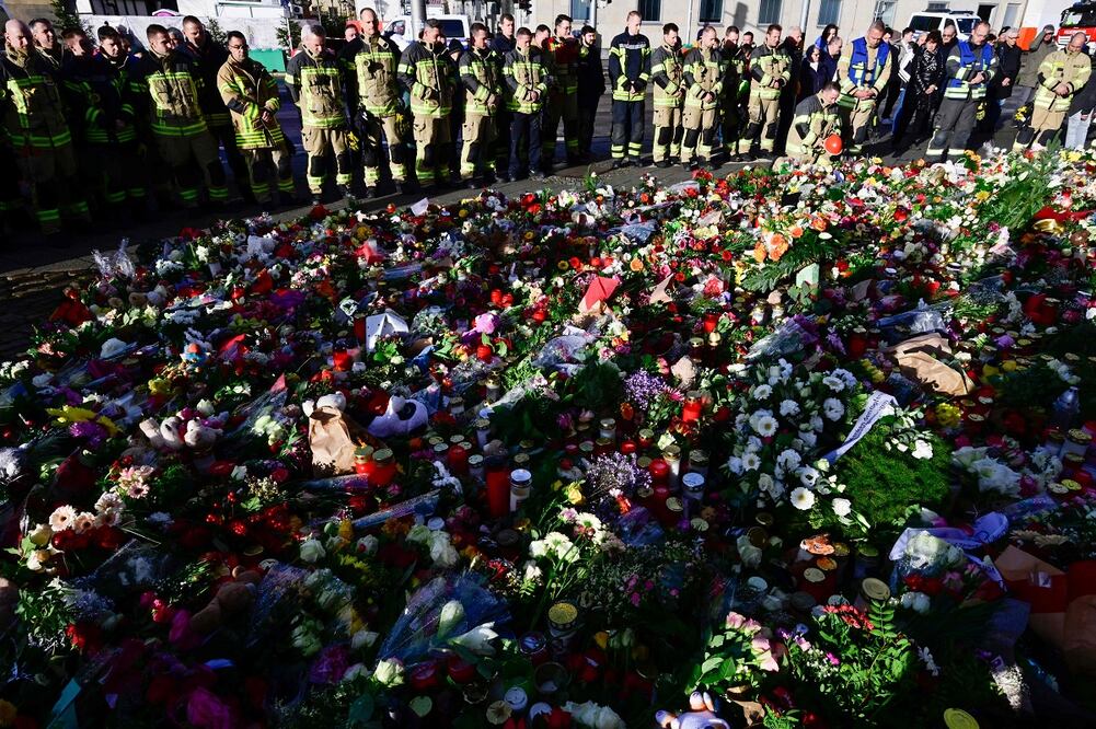 Bomberos de Magdeburgo, en un monumento improvisado frente a la  Iglesia de Johannes, cerca del lugar de un ataque con un coche en un mercado navideño en Magdeburgo. Foto: AFP/Archivo