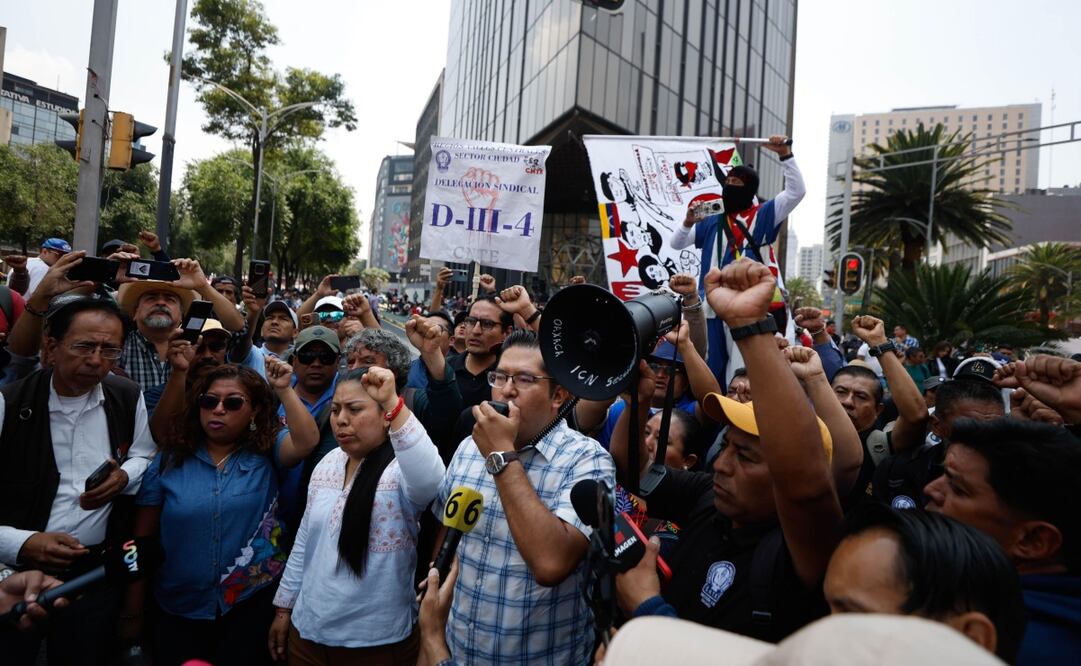 Maestros de la CNTE bloquean Paseo de la Reforma a la altura de El Caballito. Foto: Diego Simón / EL UNIVERSAL