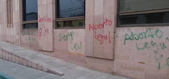 “Aborto legal” pintan en paredes del Congreso de San Luis