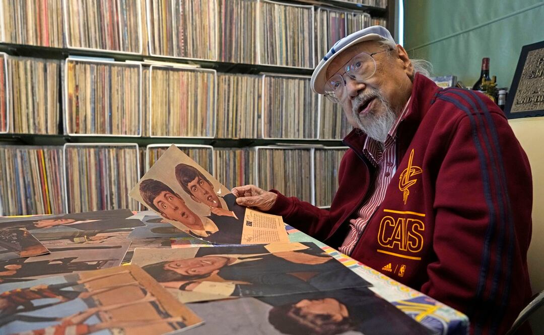 Ray Cordeiro, el DJ más antiguo de Hong Kong, muestra las copias de los autógrafos de los Beatles, ya que los originales se encuentran con el abogado, en su casa de Hong Kong. Foto: AP 