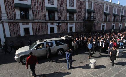 Decenas de poblanos salen a despedir al gobernador Miguel Barbosa
