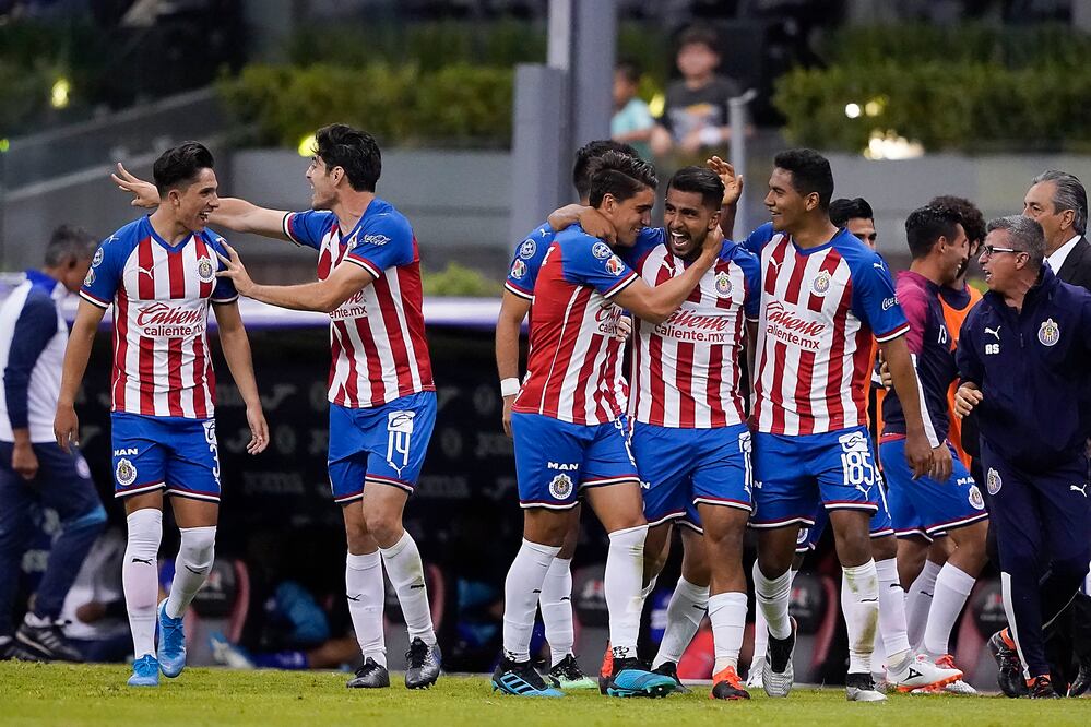 Chivas festejando el gol de Miguel Ponce Foto: Imago 7