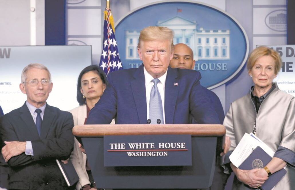 El presidente estadounidense, Donald Trump, lució bastante serio durante la conferencia de prensa sobre el Covid-19 en la Casa Blanca, en Washington. LEAH MILLIS. REUTERS