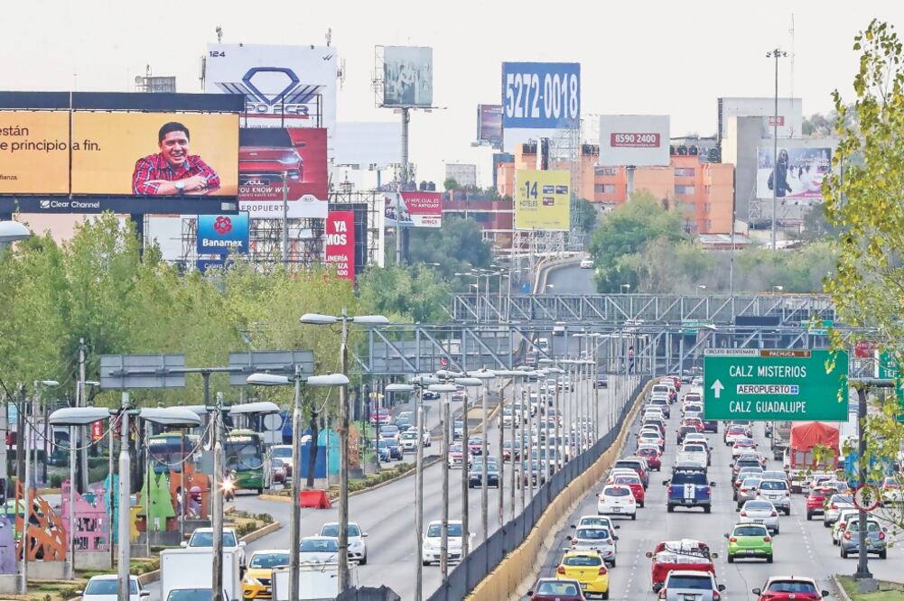 Circuito Interior es una de las avenidas con más anuncios en la Ciudad junto con Periférico, Revolución, Patriotismo, Insurgentes, Tlalpan, Cuauhtémoc, según cifras de empresarios afiliados a la Asociación de Publicistas en Exterior (Apex). (DIEGO SIMÓN )