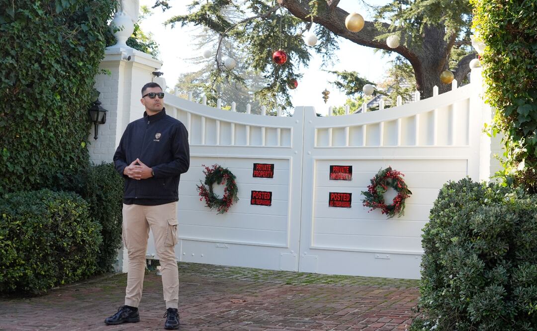 Un guardia de seguridad se encuentra frente a la residencia de Rob Reiner