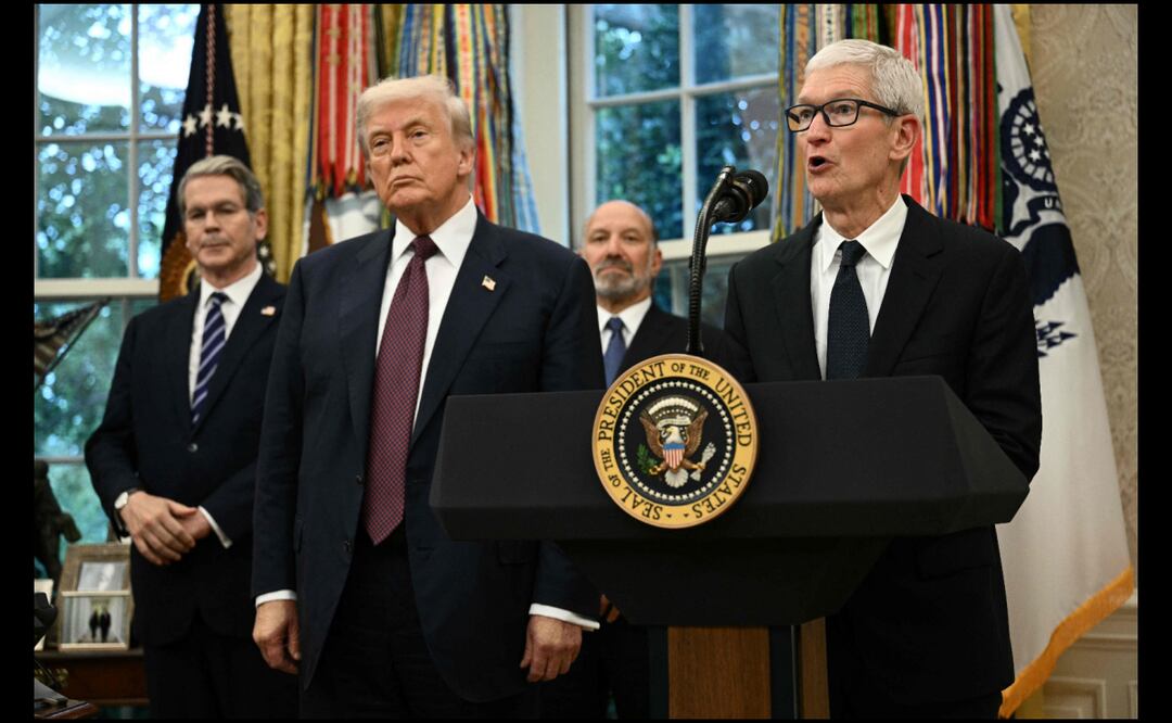 El director ejecutivo de Apple, Tim Cook, habla mientras el presidente de los Estados Unidos, Donald Trump (segundo por la izquierda), el secretario de Comercio, Howard Lutnick (segundo por la derecha), y el secretario del Tesoro, Scott Bessent (izquierda), observan en el Despacho Oval de la Casa Blanca en Washington, D.C., el 6 de agosto de 2025, para anunciar que Apple invertirá 100 000 millones de dólares adicionales en los Estados Unidos, lo que eleva su compromiso total a 600 000 millones de dólares durante los próximos cuatro años. (Foto de Brendan SMIALOWSKI / AFP)