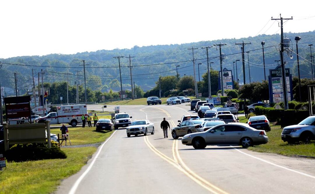 Vehículos de la policía bloquean el camino en la autopista Booker T. Washington en la plaza Bridgewater (Foto: AP)