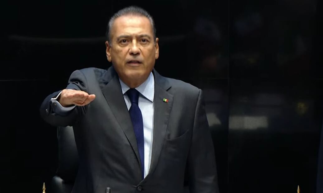 Manlio Fabio Beltrones tomó protesta como presidente de la Mesa de Decanos. Foto: Captura