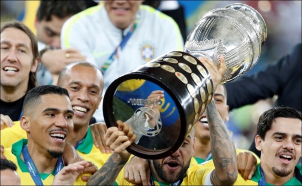 El histórico título 40 para Dani Alves