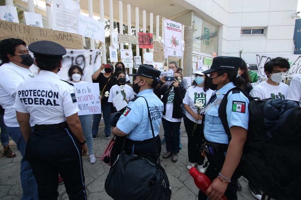 Continúa plantón de comunidad estudiantil fuera de las instalaciones del CIDE. Foto: El Universal / Carlos Mejía