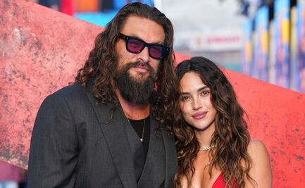 Jason Momoa posa con sus hijos y besa a Adria Arjona en la alfombra roja de "Supergirl" en Londres