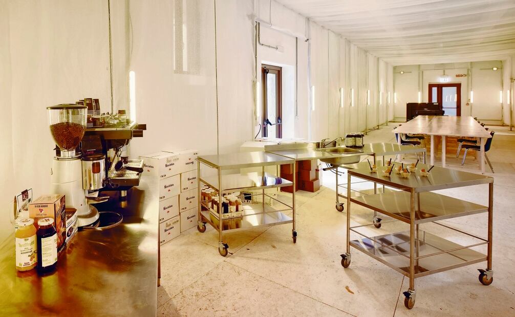 Uno de los objetivos del proyecto es formar comunidad, por lo que dentro del recinto hay un comedor para los trabajadores, vecinos y visitantes. Foto: Tatiana Bilbao Estudio