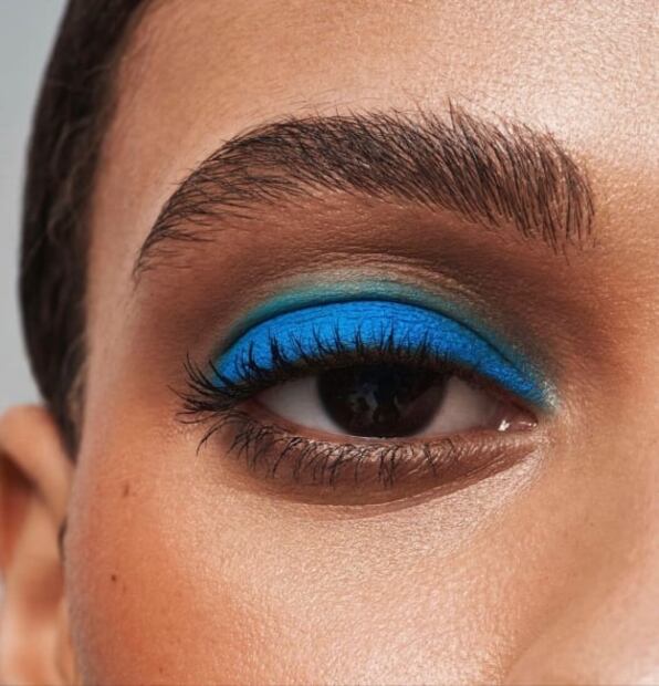 Cómo llevar las sombras azules en primavera