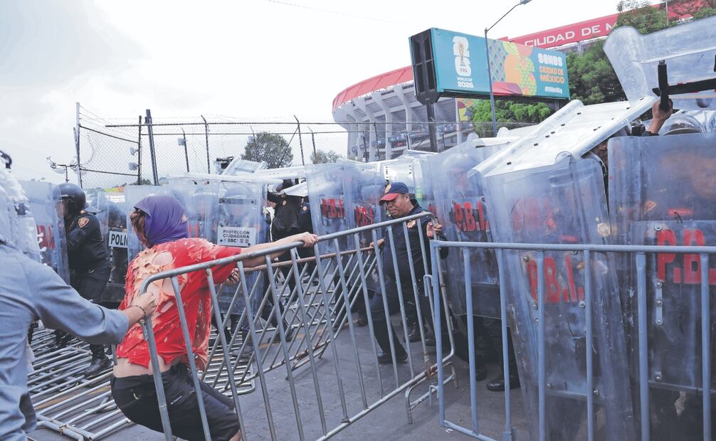 Mientras se disputaba el juego, se registraron choques entre manifestantes y policías. Foto: Fernanda Rojas/ EL UNIVERSAL