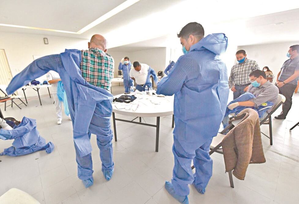 Envueltos en trajes protectores y con una preparación especial, un ejército de sacerdotes lleva consuelo y apoyo espiritual a los enfermos en los hospitales Covid del IMSS, ISSSTE y Secretaría de Salud del estado de Guanajuato. Foto: CORTESÍA