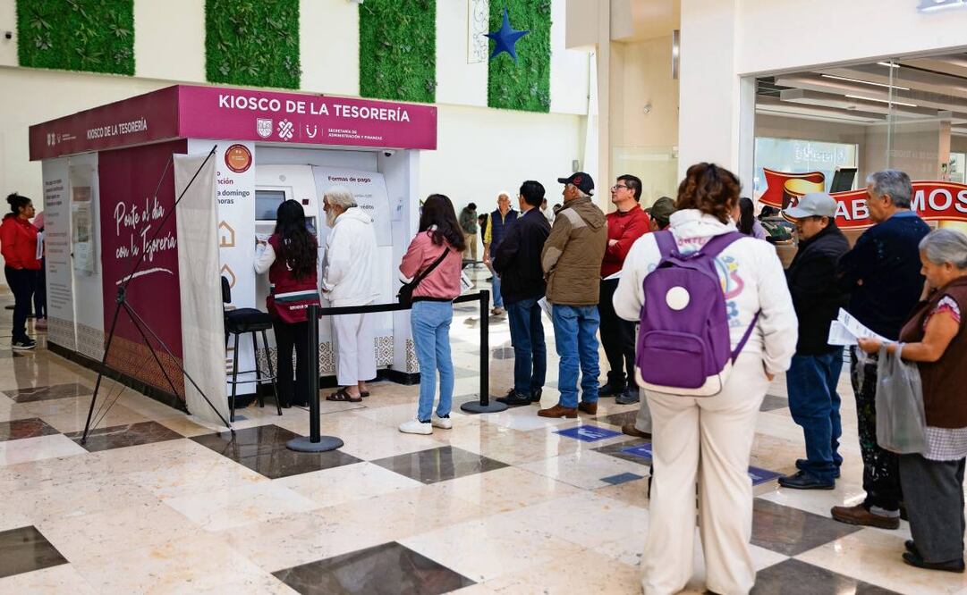 Contribuyentes que acudieron al kiosco de la Tesorería de Plaza Oriente tardaron 15 minutos en completar el proceso de pago de impuestos. Foto: Hugo Salvador | El Universal (03/01/2025)